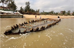 Tàu cổ dạt vào bờ biển Hội An (Đà Nẵng) sau bão số 13