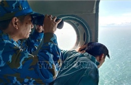 Quảng Ngãi: Cứu được 2 trong số 3 người bị sóng cuốn trôi trên biển