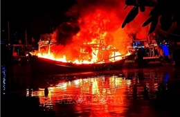 Bộ đội Biên phòng hỗ trợ người dân khống chế đám cháy trên tàu cá