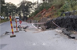 Quảng Ngãi: Mưa lớn, đất đá &#39;lấp&#39; đèo Eo Chim