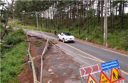 Mưa lớn 2 ngày liên tiếp, Lâm Đồng sạt lở nhiều tuyến đèo