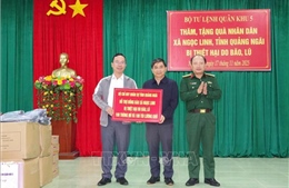 Quân khu 5 trao quà hỗ trợ các hộ dân bị thiệt hại nặng do bão số 13 tại Quảng Ngãi
