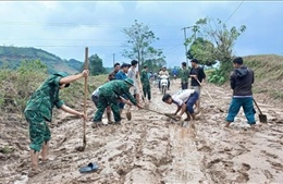 Quảng Trị hỗ trợ người dân khu vực biên giới khắc phục hậu quả mưa lũ