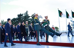 Thủ tướng đặt hoa tại Đài tưởng niệm Liệt sỹ Algeria