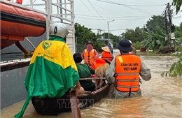 Cảnh sát biển và lực lượng cứu hộ cứu hàng trăm người bị cô lập