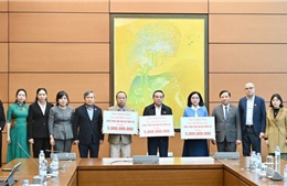 Lễ trao tặng kinh phí hỗ trợ 3 địa phương bị ảnh hưởng bởi mưa lũ