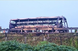 Xe giường nằm bốc cháy trên cao tốc TP Hồ Chí Minh - Trung Lương