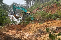 Quốc lộ 24 tiếp tục sạt lở nặng