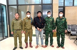 Công an Lào bàn giao 2 đối tượng trốn lệnh truy nã cho Việt Nam