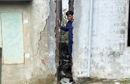 Di dời người dân vùng sạt lở, đưa tàu thuyền neo đậu an toàn tránh bão số 15