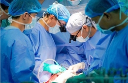 Trái tim &#39;vượt&#39; 1.600 km hồi sinh trong lồng ngực bé trai 9 tuổi