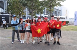 Cổ động viên Việt Nam tới sân Rajamangala tiếp sức cho U22 Việt Nam
