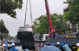 Xuất hiện &#39;hố tử thần&#39; giữa trung tâm Đà Nẵng, nhiều ô tô bị &#39;nuốt chửng&#39;