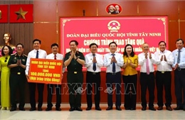 Tây Ninh: Đoàn Đại biểu Quốc hội trao quà cho gia đình chính sách, học sinh khó khăn