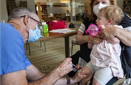 Tranh cãi tại Mỹ về chính sách tiêm chủng mới cho trẻ sơ sinh