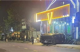Điều tra nguyên nhân vụ xe ô tô lao lên vỉa hè, đâm 3 người bị thương