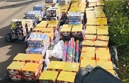 Truy đuổi hơn 60 km bắt giữ xe ô tô chở gần 500 kg pháo lậu