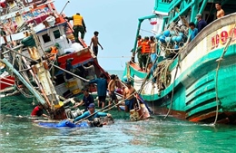 Cứu hộ tàu cá và 13 ngư dân va phải đá ngầm trên biển