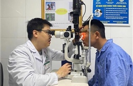 Xử trí kịp thời tai nạn thương tích do đinh sắt bắn vào mắt