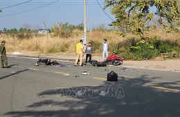 Xe đạp điện va chạm xe máy điện, một người chết, ba người bị thương