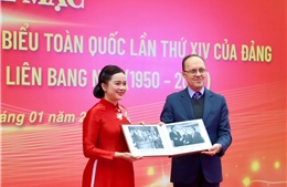 Tiếp nhận 30 ảnh tư liệu quý về Chủ tịch Hồ Chí Minh do Đại sứ quán Liên bang Nga trao tặng