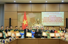 Trao Bằng khen cho các tập thể, cá nhân xuất sắc trong công tác chuyển đổi số của Quốc Hội