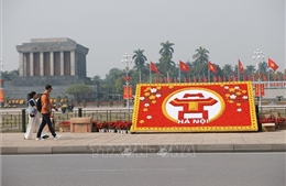 Phố phường Hà Nội đỏ rực màu cờ chào mừng Đại hội Đảng