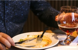 Đường huyết tăng đột biến sau bữa ăn đẩy mạnh nguy cơ mắc Alzheimer