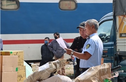 Phát hiện lượng lớn hàng hóa nghi nhập lậu tại Ga Hà Nội