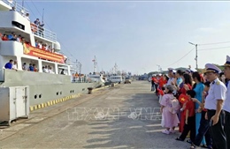 Hai tàu Hải quân khởi hành mang quà Tết đến Nhà giàn DK1 và các tàu trực trên biển