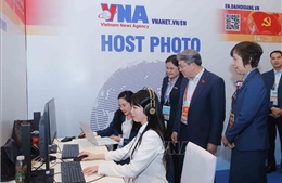 Nhiều đồng chí lãnh đạo thăm khu vực tác nghiệp của TTXVN tại Đại hội XIV của Đảng