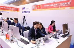 Phóng viên TTXVN tác nghiệp tại Đại hội XIV của Đảng