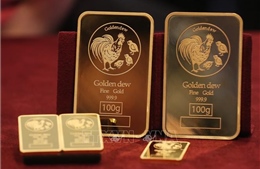 Đồng USD lao dốc giúp giá vàng tiếp tục lập 'đỉnh'