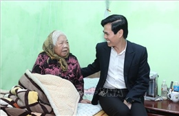 Thăm, chúc Tết và tặng quà cho người có công, gia đình chính sách