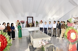 Chủ tịch Quốc hội Trần Thanh Mẫn dâng hương, viếng mộ Cụ Phó bảng Nguyễn Sinh Sắc