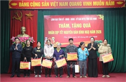 Thăm hỏi, tặng quà những người khó khăn dịp Tết