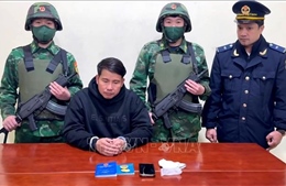 Bắt đối tượng vận chuyển trái phép vàng qua biên giới