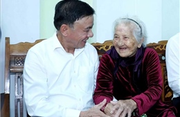 Thường trực Ban Bí thư Trần Cẩm Tú thăm, tặng quà Tết tại Đà Nẵng