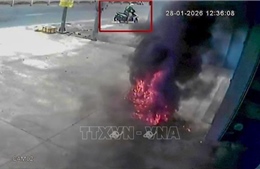 Khởi tố đối tượng ném chai xăng đốt lửa vào nhà dân