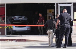 Ô tô lao vào cửa hàng tạp hóa tại Mỹ, ít nhất 3 người tử vong