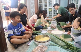 Gửi trọn hơi ấm Tết Việt tới du học sinh tại Singapore