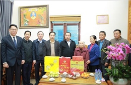 Thăm, động viên đồng bào vùng lũ, biên giới dịp Tết Bính Ngọ