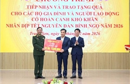 Mang Tết ấm tới những mái nhà còn gian khó