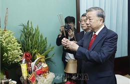 Tổng Bí thư Tô Lâm dâng hương tưởng niệm Bác Hồ tại Nhà 67