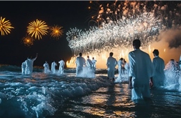 Đón Giao thừa ở Brazil: Nhảy qua bảy con sóng để gửi điều ước