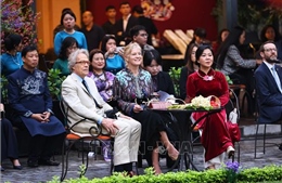 Phu nhân Tổng Bí thư và Công tước xứ Richmond cùng Phu nhân tham quan Bảo tàng Mỹ thuật Việt Nam