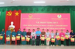 Tặng quà công nhân, người lao động trở lại làm việc sau Tết