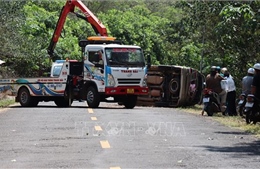 Đồng Nai: Lật xe ô tô khiến hai bà cháu tử vong