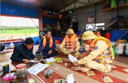 Cảnh sát đường thủy đưa ngày hội bầu cử đến với vạn chài ven sông