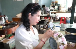 Nghệ nhân nữ bền bỉ giữ nét mực sơn mài